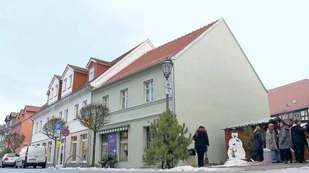 Haus mit Geschichte. Bis 1968 gab es in dem Gebäude in der Poststraße (rechts) ein beliebtes Lebensmittelgeschäft. Nach der Sanierung durch die Stadt ist jetzt eine Fensterbaufirma eingezogen.