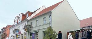 Haus mit Geschichte. Bis 1968 gab es in dem Gebäude in der Poststraße (rechts) ein beliebtes Lebensmittelgeschäft. Nach der Sanierung durch die Stadt ist jetzt eine Fensterbaufirma eingezogen.