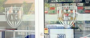 Mehr Durchblick. Aufschluss über das aktuelle Geschehen beim Fußball-Drittligisten Babelsberg 03 soll es heute nach einer Erklärung der Vereinsspitze geben. Präsident Thomas Bastian will zu Personalien und finanzieller Zukunft Position beziehen.