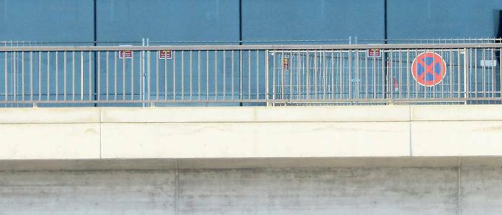 Ungewiss. Der Eröffnungstermin für den Hauptstadtflughafen BER wackelt und wackelt. Jetzt zweifeln Berlins Regierender Bürgermeister Wowereit und Bundesverkehrsminister Ramsauer auch schon am Datum Oktober 2013.
