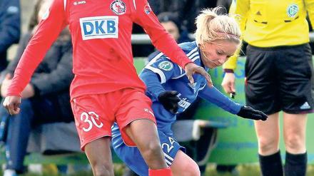 Tor mit Köpfchen. Genoveva Anonma (links), hier im Duell mit Sands Madeleine Kurek, sorg- te am Sonntag für den Einzug Turbine Potsdams ins DFB-Pokal-Halbfinale.