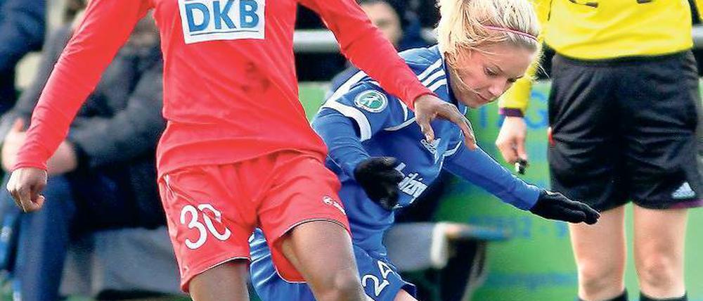 Tor mit Köpfchen. Genoveva Anonma (links), hier im Duell mit Sands Madeleine Kurek, sorg- te am Sonntag für den Einzug Turbine Potsdams ins DFB-Pokal-Halbfinale.