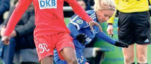 Tor mit Köpfchen. Genoveva Anonma (links), hier im Duell mit Sands Madeleine Kurek, sorg- te am Sonntag für den Einzug Turbine Potsdams ins DFB-Pokal-Halbfinale.