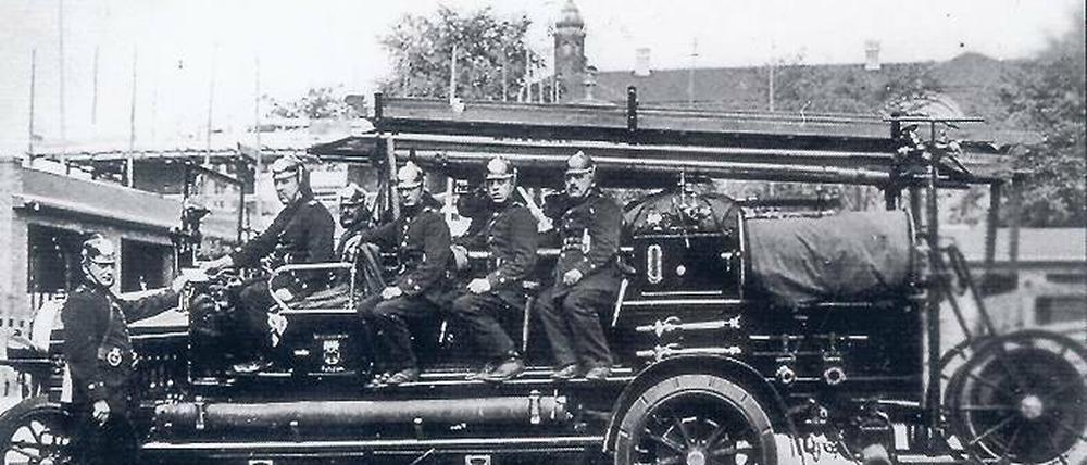 Premiere. 1913 wurde die erste benzingetriebene Motorspritze in Dienst gestellt. Eine neue DVD erzählt aus der 150-jährigen Geschichte der Potsdamer Berufsfeuerwehr.