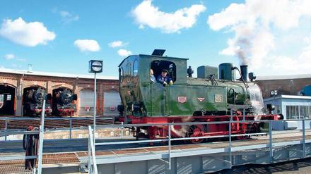 Wie auf Lummerland. Das älteste Exemplar des neuen Eisenbahnmuseums in Wittenberge avancierte schnell zu jedermanns Liebling: Emma, die grüne Lok, stammt von 1925 und zog lange Zeit Waggons in einer Zuckerrübenfabrik bei Hannover.