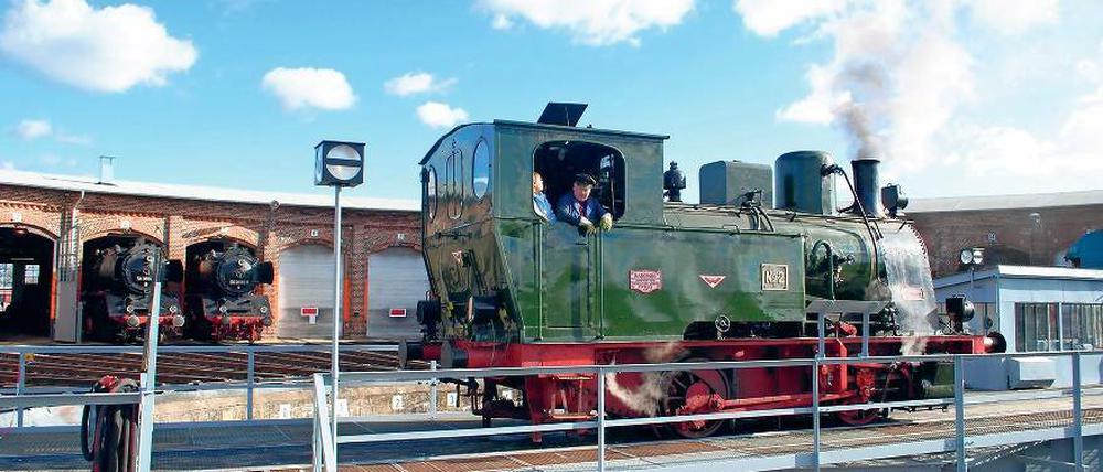 Wie auf Lummerland. Das älteste Exemplar des neuen Eisenbahnmuseums in Wittenberge avancierte schnell zu jedermanns Liebling: Emma, die grüne Lok, stammt von 1925 und zog lange Zeit Waggons in einer Zuckerrübenfabrik bei Hannover.