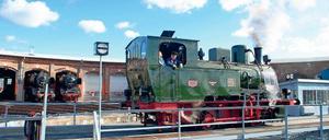 Wie auf Lummerland. Das älteste Exemplar des neuen Eisenbahnmuseums in Wittenberge avancierte schnell zu jedermanns Liebling: Emma, die grüne Lok, stammt von 1925 und zog lange Zeit Waggons in einer Zuckerrübenfabrik bei Hannover.