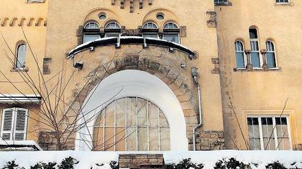 Verfällt zunehmend: Seit Jahren steht die neue Hakeburg leer, nun sollen dort Eigentumswohnungen entstehen und das Gelände dadurch belebt werden.