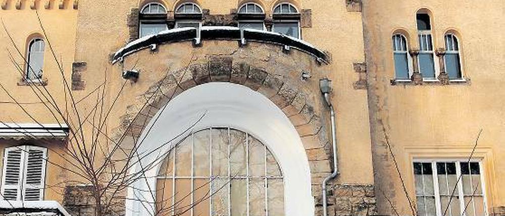 Verfällt zunehmend: Seit Jahren steht die neue Hakeburg leer, nun sollen dort Eigentumswohnungen entstehen und das Gelände dadurch belebt werden.