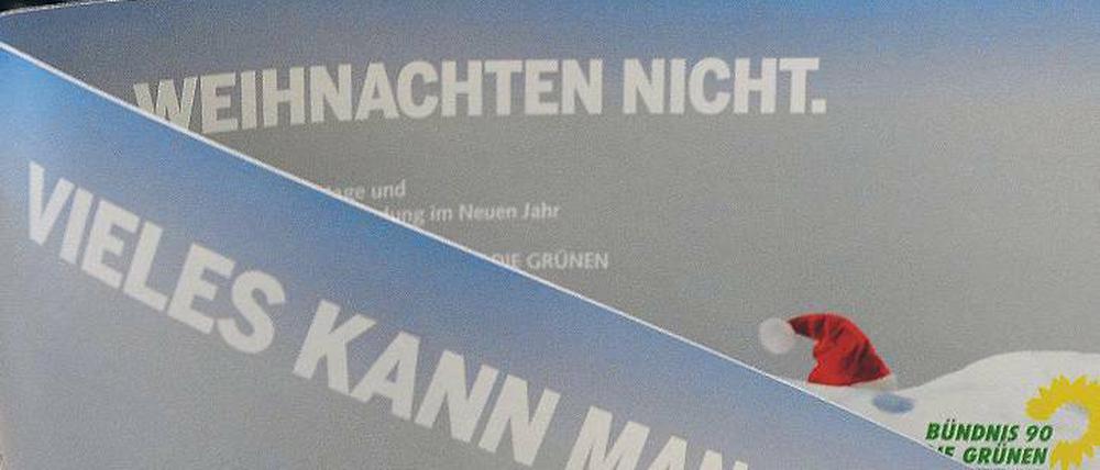 Immer Feste. Diese Weihnachtskarten versendet die Grüne-Landtagsfraktion. Die Doppelkarte zeigt einen Jet, der am Boden hoffnungslos im Schnee feststeckt. Ironisch wünschen die Grünen „fristgerechte Feiertage und eine geglückte Punktlandung im Neuen Jahr“.