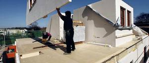 Keine Absicht? Viele Verträge, die Baufirmen angehenden Hausbesitzern vorlegen, beinhalten rechtswidrige Klauseln wie der Ausschluss von Gewährleistungsansprüchen bei bestimmten Mängeln. 117 Verträge ließ der Verband Privater Bauherren jetzt untersuchen.