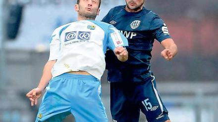 Freunde im Luftduell. Sergej Evljuskin (r.) kämpft hier in Babelsbergs bislang letztem Punktspiel daheim gegen den Chemnitzer FC gegen seinen Kumpel Anton Makarenko um den Ball. Ob der SVB 03 auch am Sonntag gegen Hansa kicken kann, entscheidet sich heute.