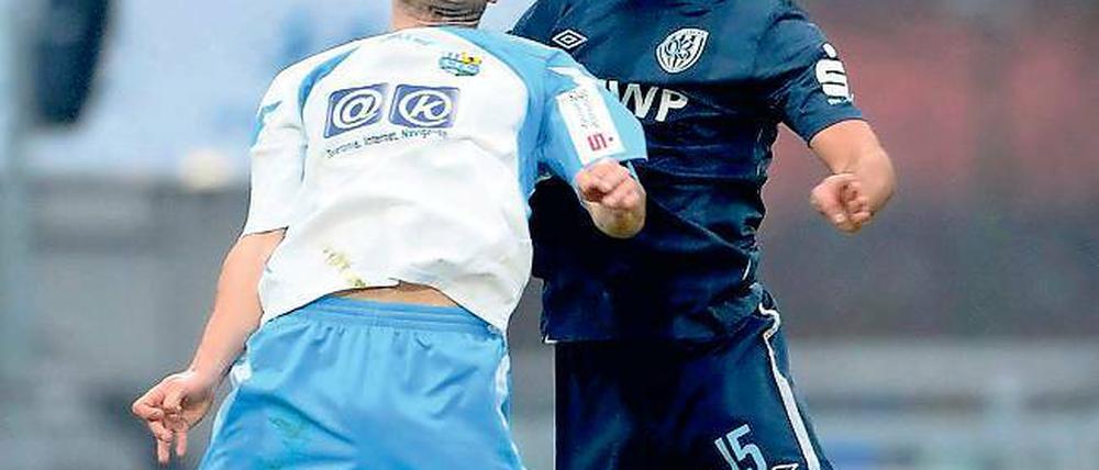 Freunde im Luftduell. Sergej Evljuskin (r.) kämpft hier in Babelsbergs bislang letztem Punktspiel daheim gegen den Chemnitzer FC gegen seinen Kumpel Anton Makarenko um den Ball. Ob der SVB 03 auch am Sonntag gegen Hansa kicken kann, entscheidet sich heute.