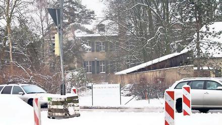 Eingekesselt. Die Zukunft der ehemaligen Hautklinik am Güterfelder Eck ist ungewiss. Pläne für ein Hotel hat die Eigentümerin in Anbetracht der nahen Straße längst begraben.