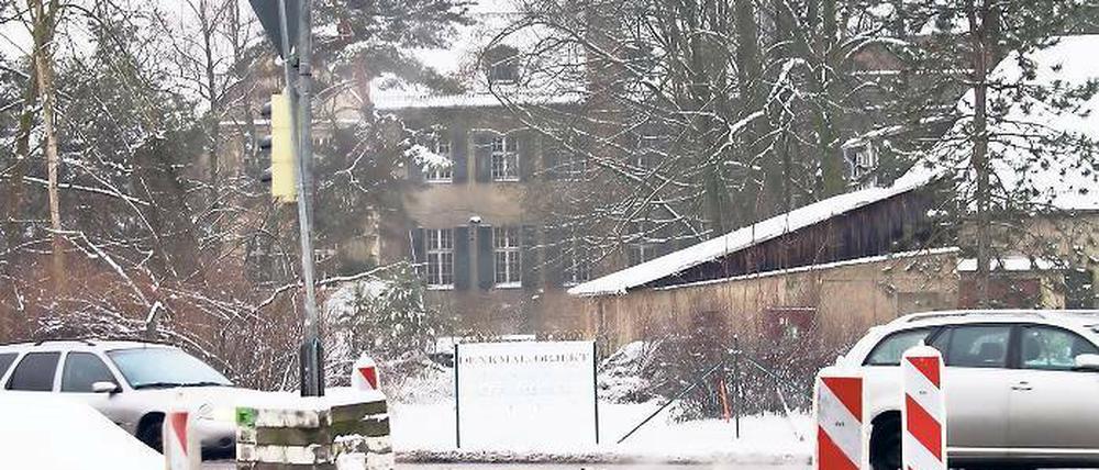 Eingekesselt. Die Zukunft der ehemaligen Hautklinik am Güterfelder Eck ist ungewiss. Pläne für ein Hotel hat die Eigentümerin in Anbetracht der nahen Straße längst begraben.