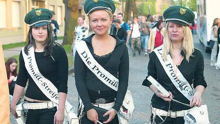 Sicher und friedlich. Promillestreifen beim Baumblütenfest in Werder.