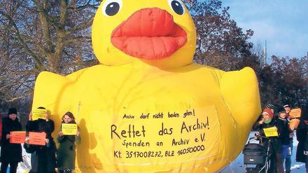Stehente: Diese Ente des Stadtjugendrings sollte eigentlich zur Teilnahme an der Bürgerbefragung zum Schwimmbad animieren – als Kampagnengesicht. Am Mittwoch warb sie am Leipziger Dreieck für den Erhalt des „Archiv“-Kulturzentrums.