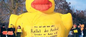 Stehente: Diese Ente des Stadtjugendrings sollte eigentlich zur Teilnahme an der Bürgerbefragung zum Schwimmbad animieren – als Kampagnengesicht. Am Mittwoch warb sie am Leipziger Dreieck für den Erhalt des „Archiv“-Kulturzentrums.