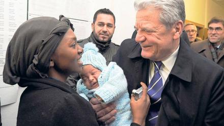 Ortstermin im Asylbewerberwohnheim Bad Belzig. Eine Mutter aus Kamerun mit ihrem Baby Joshua unterhält sich mit Bundespräsident Joachim Gauck.