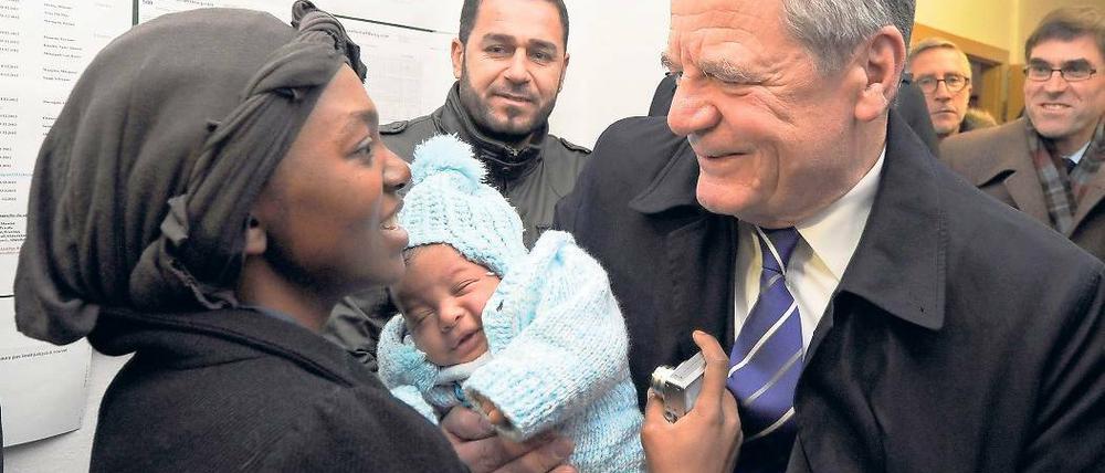 Ortstermin im Asylbewerberwohnheim Bad Belzig. Eine Mutter aus Kamerun mit ihrem Baby Joshua unterhält sich mit Bundespräsident Joachim Gauck.