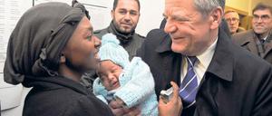 Ortstermin im Asylbewerberwohnheim Bad Belzig. Eine Mutter aus Kamerun mit ihrem Baby Joshua unterhält sich mit Bundespräsident Joachim Gauck.