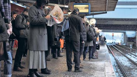 Geduld. Die brauchen derzeit vor allem Tausende Pendler auf den Bahnsteigen in Potsdam und Berlin. In Berlin-Ostkreuz warteten diese Fahrgäste auf die Bahn nach Potsdam.