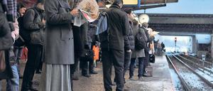 Geduld. Die brauchen derzeit vor allem Tausende Pendler auf den Bahnsteigen in Potsdam und Berlin. In Berlin-Ostkreuz warteten diese Fahrgäste auf die Bahn nach Potsdam.