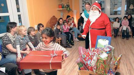 Nicht nur die Kinder freuen sich. Jana Rauthenberg (hinter dem Weihnachtsmann), Initiatorin der Wunschzettelaktion, hofft, dass daraus eine Tradition wird.