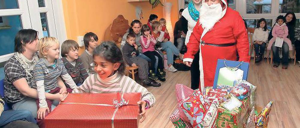 Nicht nur die Kinder freuen sich. Jana Rauthenberg (hinter dem Weihnachtsmann), Initiatorin der Wunschzettelaktion, hofft, dass daraus eine Tradition wird.