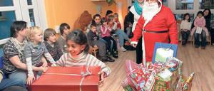 Nicht nur die Kinder freuen sich. Jana Rauthenberg (hinter dem Weihnachtsmann), Initiatorin der Wunschzettelaktion, hofft, dass daraus eine Tradition wird.