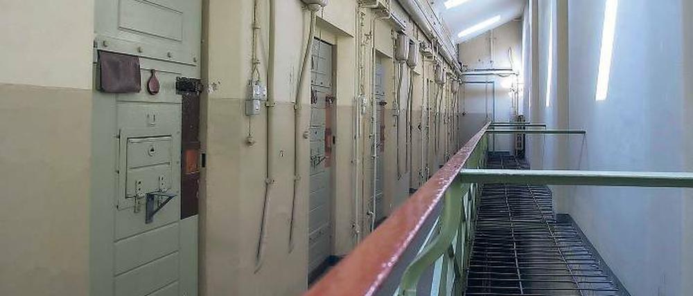 Ort der mehrfachen Verfolgung. Die Lindenstraße 54 diente unter den deutschen Diktaturen des 20. Jahrhunderts als Gefängnis für politische Häftlinge. Insbesondere Opfer des Nationalsozialismus fordern aber, dass die NS- und die DDR-Zeit genau unterschieden und nicht als „politische Verfolgung zwischen 1933 und 1989“ zusammengefasst wird.