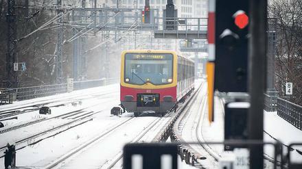 Bauarbeiten beendet, kürzere Fahrzeiten, mehr Züge. Aber jetzt sorgt der Fahrplanwechsel einmal mehr für Frust bei den Pendlern. Und dann kommt noch der Winter dazu.