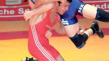 Einer der Besten. Siavash Khan-Hezaveh (rot) trat im Freistil in den Gewichtsklassen bis 60 und 66 kg an und galt im Saisonverlauf stets als einer der sichersten Punktebringer im Germania-Team.