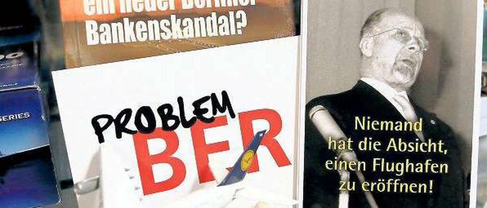 Postkarten zum Flughafen BER in Berliner Souvenirläden.