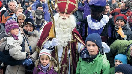 Sinterklaas, schwarze Pieten und viele Kinder. Gemeinsam trat der fröhliche Zug am Samstag den Weg zum Weihnachtsmarkt im Holländischen Viertel an.