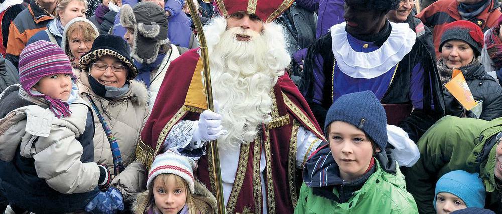Sinterklaas, schwarze Pieten und viele Kinder. Gemeinsam trat der fröhliche Zug am Samstag den Weg zum Weihnachtsmarkt im Holländischen Viertel an.