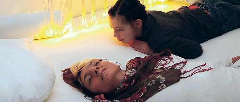 Wie auf Wolken. Cindy (10) und Julia Friedmann (27) testen den Raum.