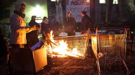 Lagerfeuer statt Räumung. [GRUNDTEXT]Nach der Besetzung der Kreuzberger Gerhart-Hauptmann- Schule am Sonnabend durch die Flüchtlinge und Kiezinitiativen verzichtete der Bezirk auf einen Polizeieinsatz.