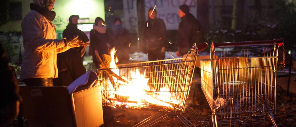 Lagerfeuer statt Räumung. [GRUNDTEXT]Nach der Besetzung der Kreuzberger Gerhart-Hauptmann- Schule am Sonnabend durch die Flüchtlinge und Kiezinitiativen verzichtete der Bezirk auf einen Polizeieinsatz.
