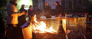 Lagerfeuer statt Räumung. [GRUNDTEXT]Nach der Besetzung der Kreuzberger Gerhart-Hauptmann- Schule am Sonnabend durch die Flüchtlinge und Kiezinitiativen verzichtete der Bezirk auf einen Polizeieinsatz.