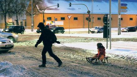 Schnee auf allen Straßen. Was für die Autofahrer eine Last, war am Sonntag für die Kinder eine Lust: Dick lag der Schnee, ein Absteigen vom Schlitten nicht nötig.