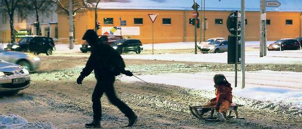 Schnee auf allen Straßen. Was für die Autofahrer eine Last, war am Sonntag für die Kinder eine Lust: Dick lag der Schnee, ein Absteigen vom Schlitten nicht nötig.