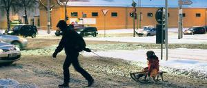 Schnee auf allen Straßen. Was für die Autofahrer eine Last, war am Sonntag für die Kinder eine Lust: Dick lag der Schnee, ein Absteigen vom Schlitten nicht nötig.