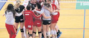 Geschafft! Potsdams Volleyballerinnen jubeln hier mit Cheftrainer Alberto Salomoni in der Mitte über ihren Heimsieg am Samstag gegen den bisherigen Tabellennachbarn Alemannia Aachen.