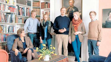 Heimat verpflichtet. Die Familie von der Marwitz in Friedersdorf. Bevor Landwirt Hans-Georg von der Marwitz und seine Frau Dorothee im Herbst 1991 ins sanierte Kavalierhaus ziehen konnte, lebten sie neun Monate in einem Wohnwagen.