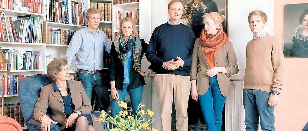 Heimat verpflichtet. Die Familie von der Marwitz in Friedersdorf. Bevor Landwirt Hans-Georg von der Marwitz und seine Frau Dorothee im Herbst 1991 ins sanierte Kavalierhaus ziehen konnte, lebten sie neun Monate in einem Wohnwagen.