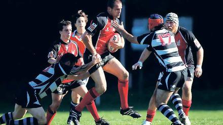 Sorge um den Platz. Die Rugbyspieler des USV Potsdam (rot-schwarz) treten in der Bundesliga an und bilden als Verein den Landesstützpunkt. Rechtssicherheit mit Blick auf die Nutzung des Sportplatzes haben sie dennoch nicht.