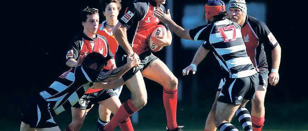 Sorge um den Platz. Die Rugbyspieler des USV Potsdam (rot-schwarz) treten in der Bundesliga an und bilden als Verein den Landesstützpunkt. Rechtssicherheit mit Blick auf die Nutzung des Sportplatzes haben sie dennoch nicht.