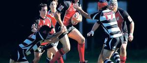 Sorge um den Platz. Die Rugbyspieler des USV Potsdam (rot-schwarz) treten in der Bundesliga an und bilden als Verein den Landesstützpunkt. Rechtssicherheit mit Blick auf die Nutzung des Sportplatzes haben sie dennoch nicht.