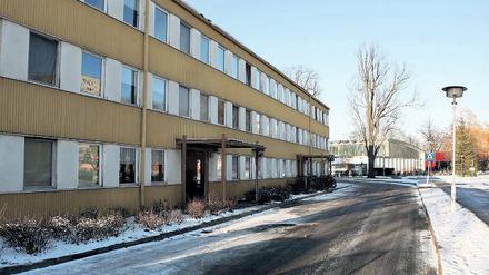 Brandschutzmängel. Das in den 1980iger Jahren gebaute Wohnheim am Luftschiffhafen muss bis Jahresende geräumt sein. Wegen der guten Chancen für die Errichtung eines neuen Wohnheims wird auf weitere Investitionen in den asbesthaltigen Bau verzichtet.
